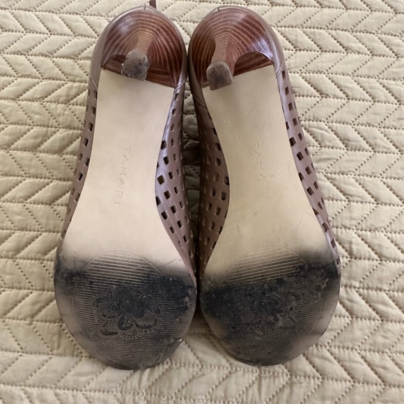 Tahari lattice work heel with stacked heel (3 3/4-4”), in tan, back zip, size 9 - Picture 8 of 10